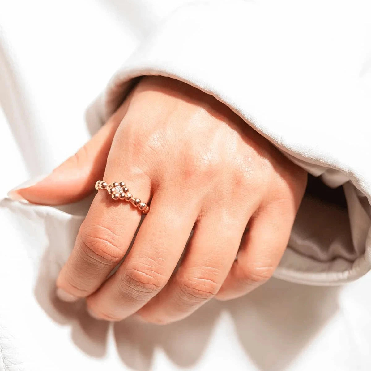 Vincent Bloom Ring Verguld met wit kristal gedragen aan de hand, goudkleurige parelring met heldere stenen, model VJ253-URG-001-1.