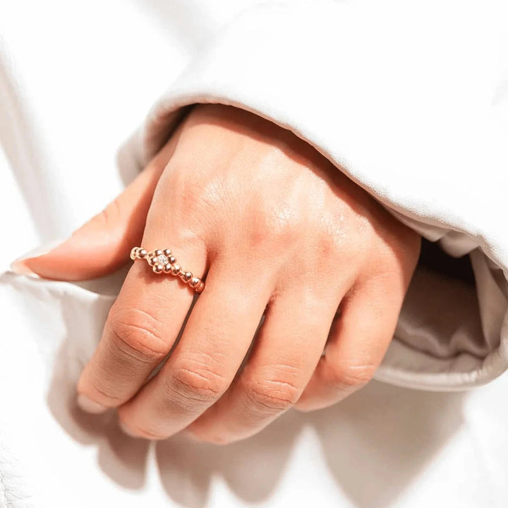 Vincent Bloom Ring Verguld met wit kristal gedragen aan de hand, goudkleurige parelring met heldere stenen, model VJ253-URG-001-1.