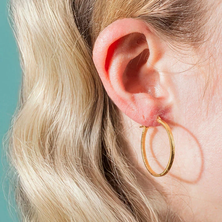 Vincent Fortune Teller Creoolse vergulde oorbellen Groot 25 mm afgebeeld gedragen op het oor, elegant gouden Creools model, model VJ078-UEG-L-1.