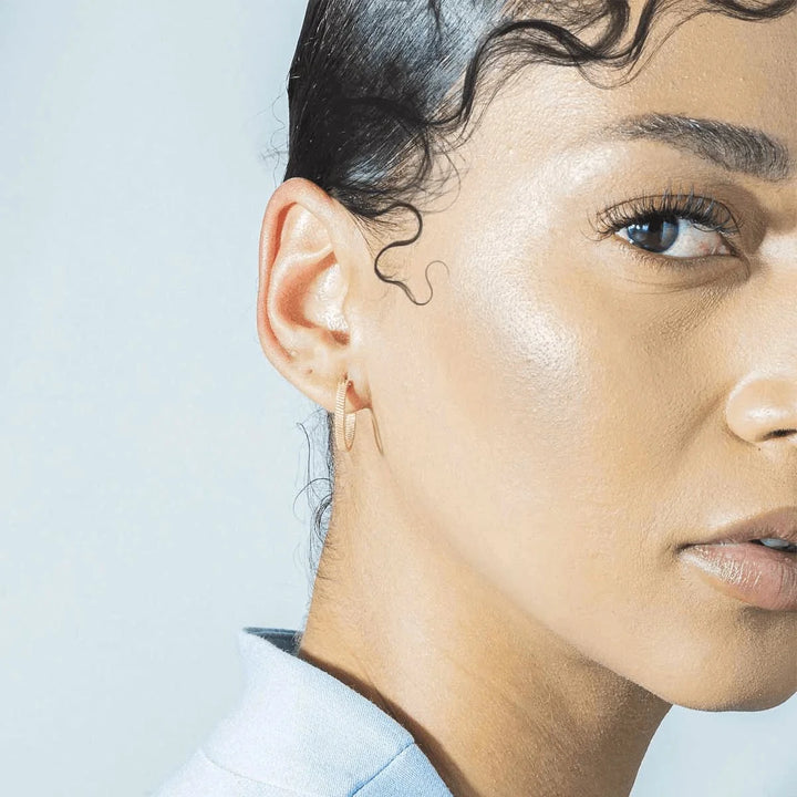 Vincent Fortune Teller Creoolse vergulde oorbellen Medium 16 mm show op het oor, elegante vergulde stijl. Model vj078-ueg-m-2