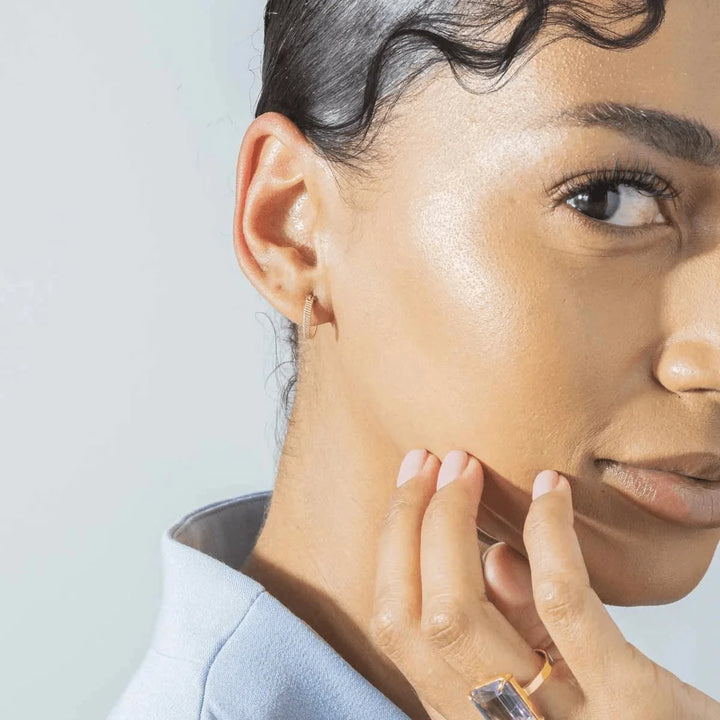 Vincent Fortune Teller Creoolse vergulde oorbellen klein 12 mm weergegeven op model, elegante en minimalistische stijl. Model vj078-ueg-s-2