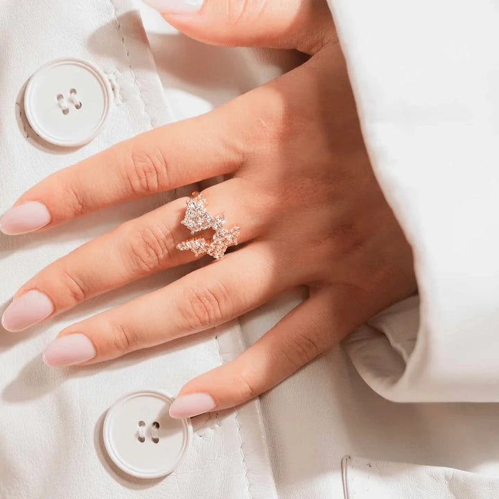 Vincent Lace Allure Ring verguld met witte kristallen aan de hand, elegant ontwerp, Model VJ252-URG-001