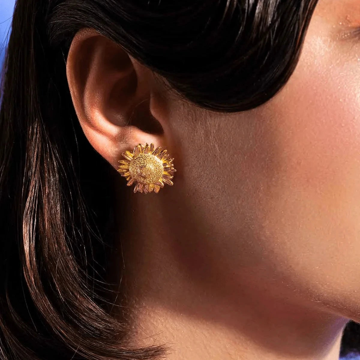 Vincent Mock Meadow Zonnebloem Oorbellen Verguld weergegeven op het oor, gedetailleerd zonnebloemontwerp in goud. ModelVJ130-UEG-1