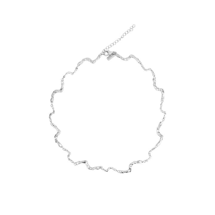 Vincent Nightfall zilveren ketting afgebeeld op witte achtergrond met golvende, glanzende zilveren structuur. ModelVJ127