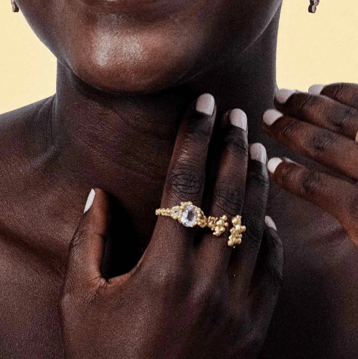 Vincent Orb Chronicles vergulde ring afgebeeld, elegant ontwerp met heldere steen, model VJ163-URG-001-2.