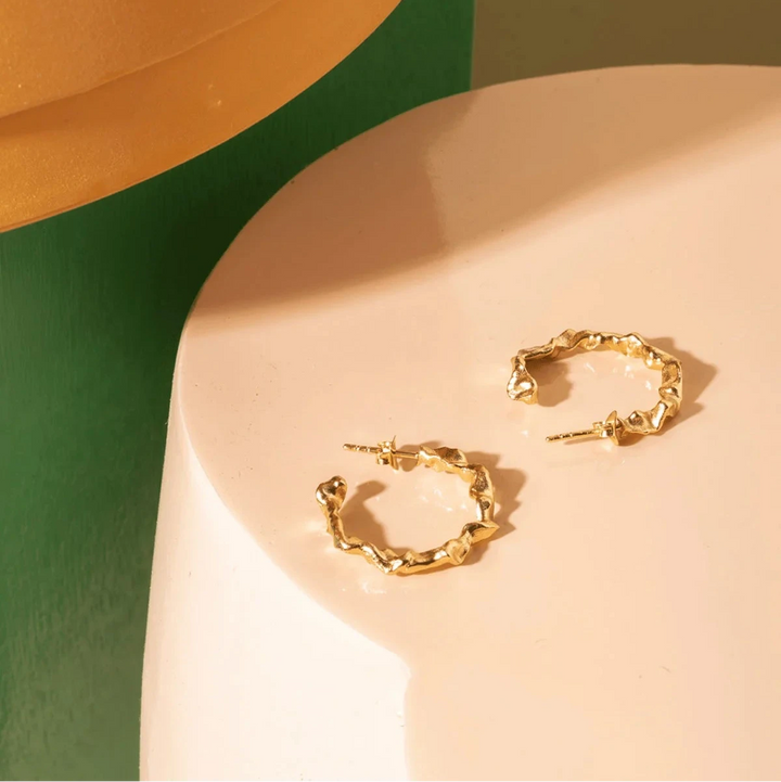 Vincent Shaman vergulde oorringen 25 mm afgebeeld op lichte achtergrond, organische vorm, model VJ126-UEG-L-1