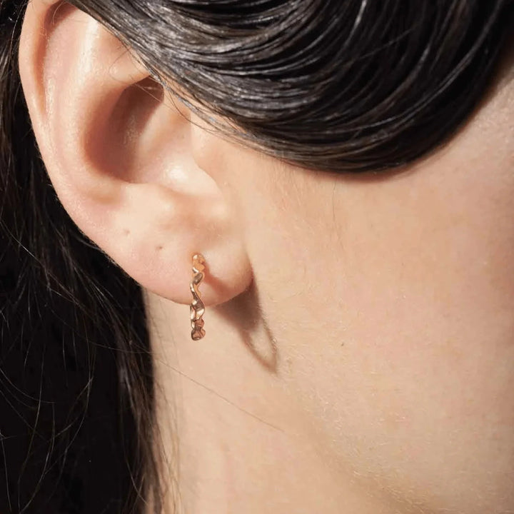 Vincent Shaman vergulde oorringen Klein 14 mm afgebeeld op het oor, glanzend gouden oppervlak. Model VJ126-UEG-S-1