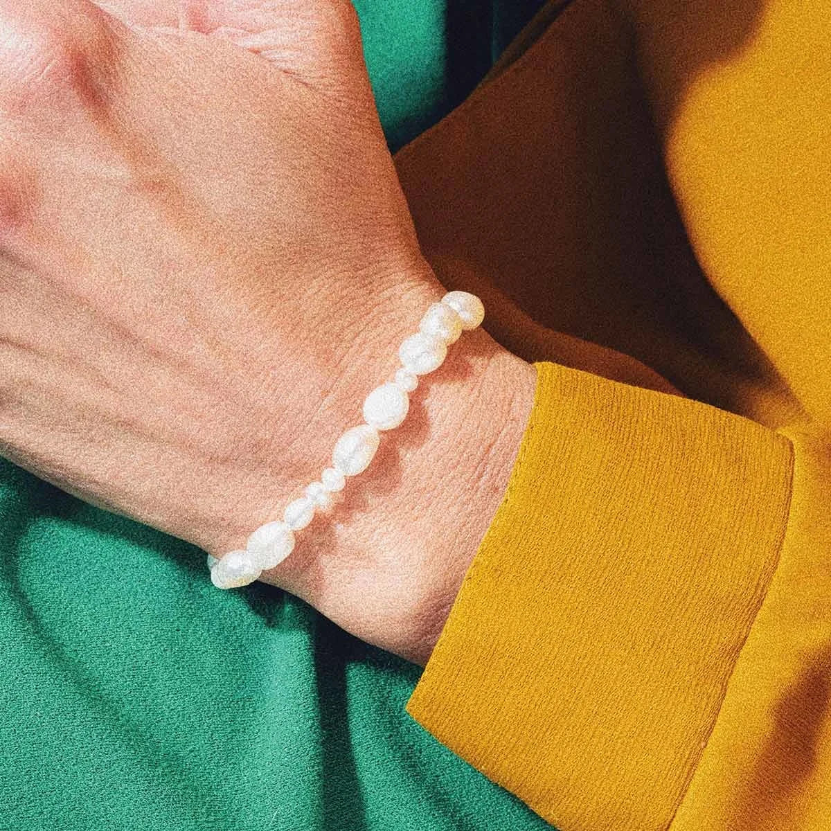 Vincent Venus Conspiracy Gold Plated Pearl Bracelet toont een elegante parelarmband om de pols, model VJ087-UBG-1.