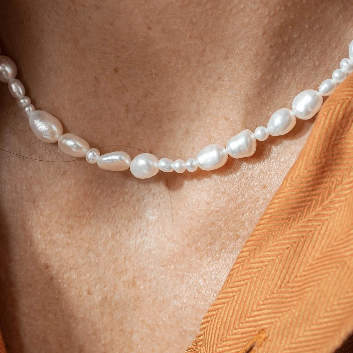 Vincent Venus Conspiracy vergulde parelketting Dicht bij een nek afgebeeld, onregelmatige witte parels. ModelVJ087