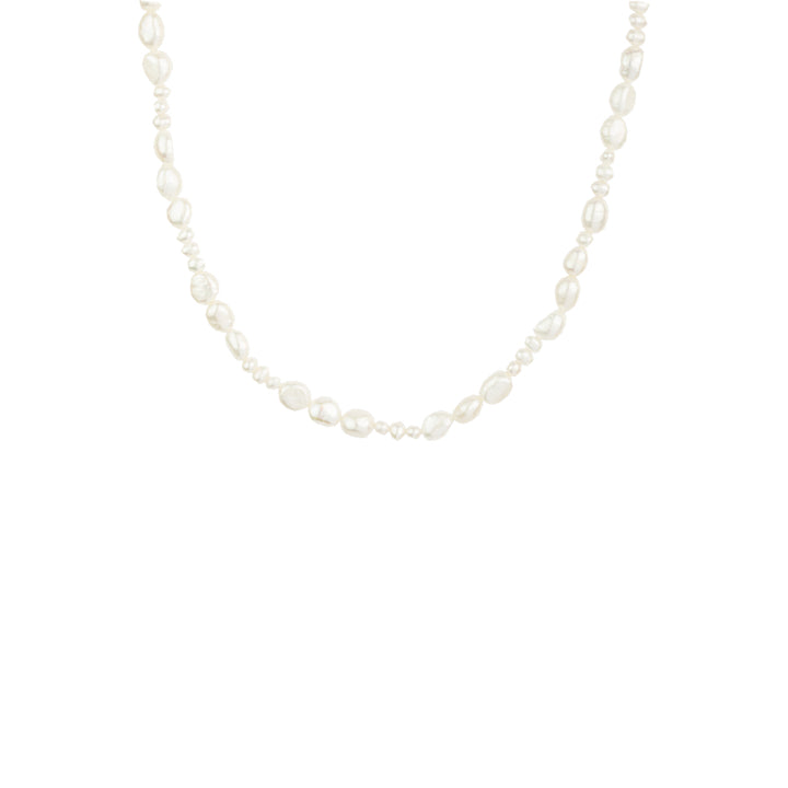 Vincent Venus Conspiracy Vergulde Parelketting, witte onregelmatige parelketting op lichte achtergrond. Model vj087.