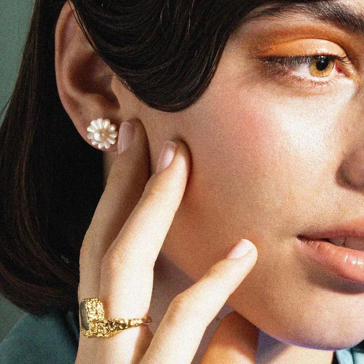 Vincent Venus Daydream Dot Pearl Oorbellen Verguld lijkt versleten, parelbloemontwerp in het oor. ModelVJ106-UEG-1.