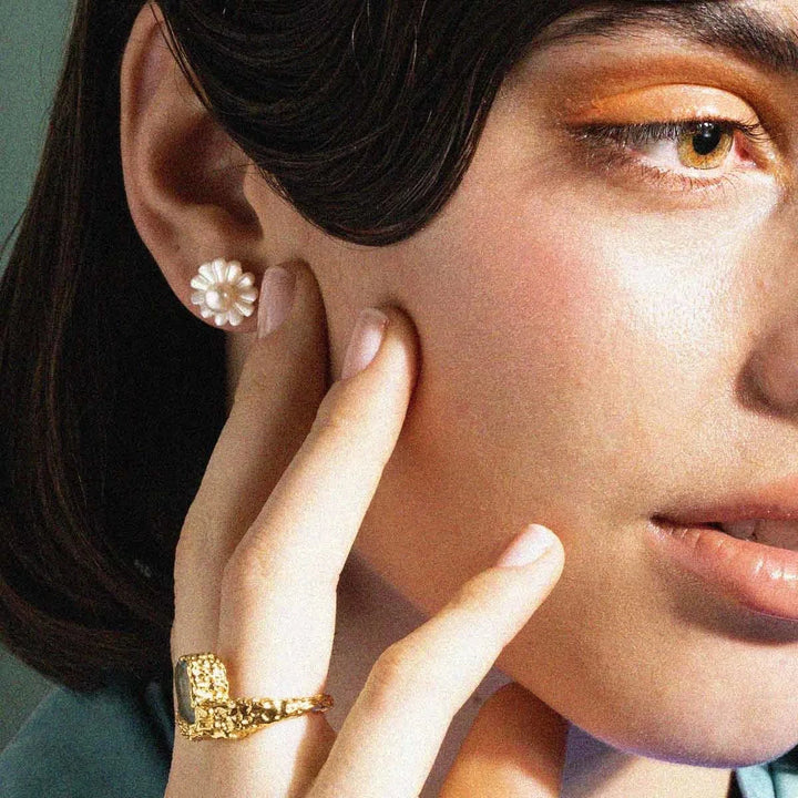 Vincent Venus Daydream Dot Pearl Oorbellen Verguld lijkt versleten, parelbloemontwerp in het oor. ModelVJ106-UEG-1.