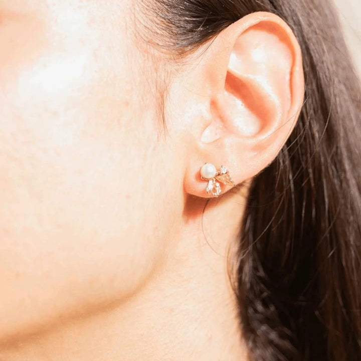 Vincent Venus Folia Oorbellen Verguld met. Zoetwaterparel op het oor met elegante details. ModelVJ245-UEG-2