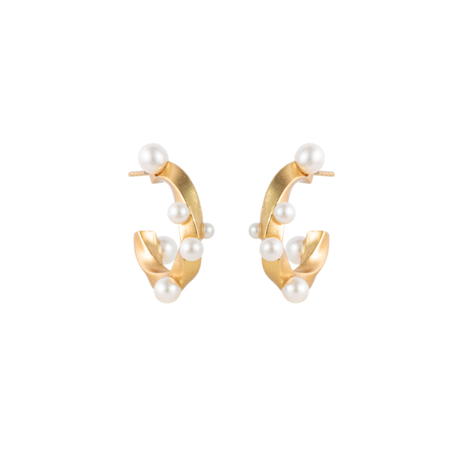 Vincent Venus Serenade Vergulde Oorbellen met parels in een gedraaide gouden look op een witte achtergrond. ModelVJ152-UEG-1