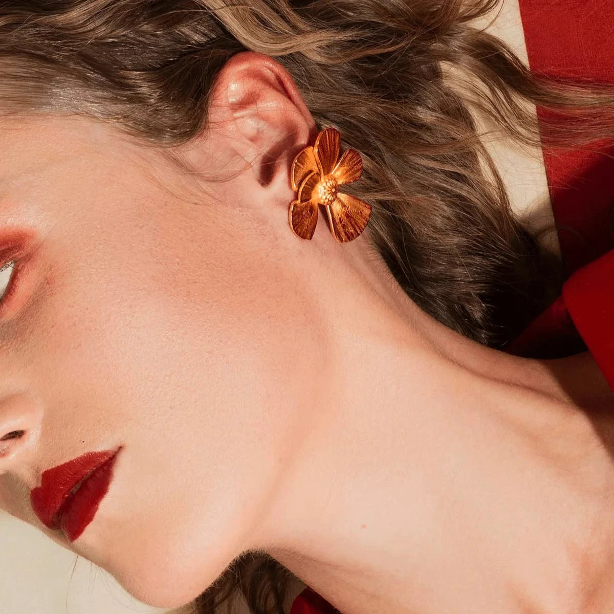 Vincent Wildflower Ample Earrings Verguld afgebeeld op model, bloemdessin in goudkleurig metaal. ModelVJ190-UEG-1