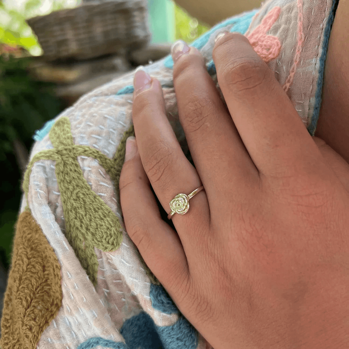 wioga-anna-augustus-vergulde-rozenring gezien aan de hand van de vrouw, prachtig goudkleurig roosdetail, ModelR-8823-GP-001