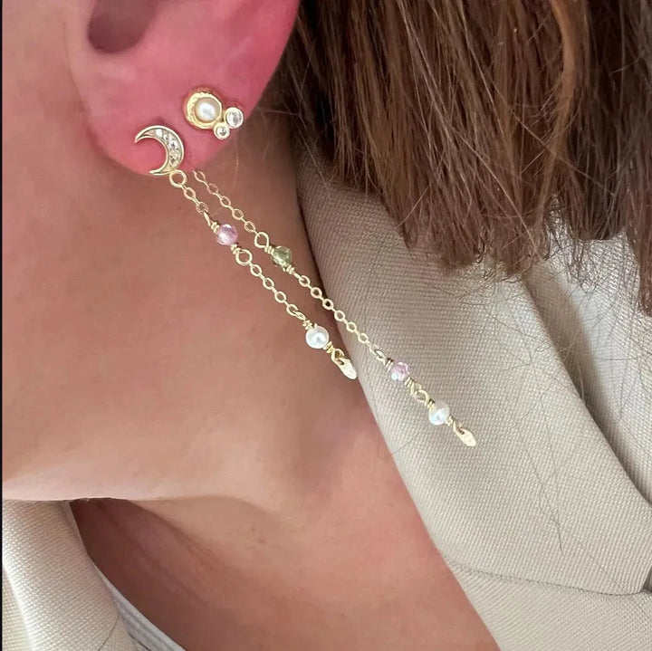 WiOGA Caroline Mathilde Mané Oorbellen met goudkleurige ketting, maandesign en edelstenen. Model E-8920-GP