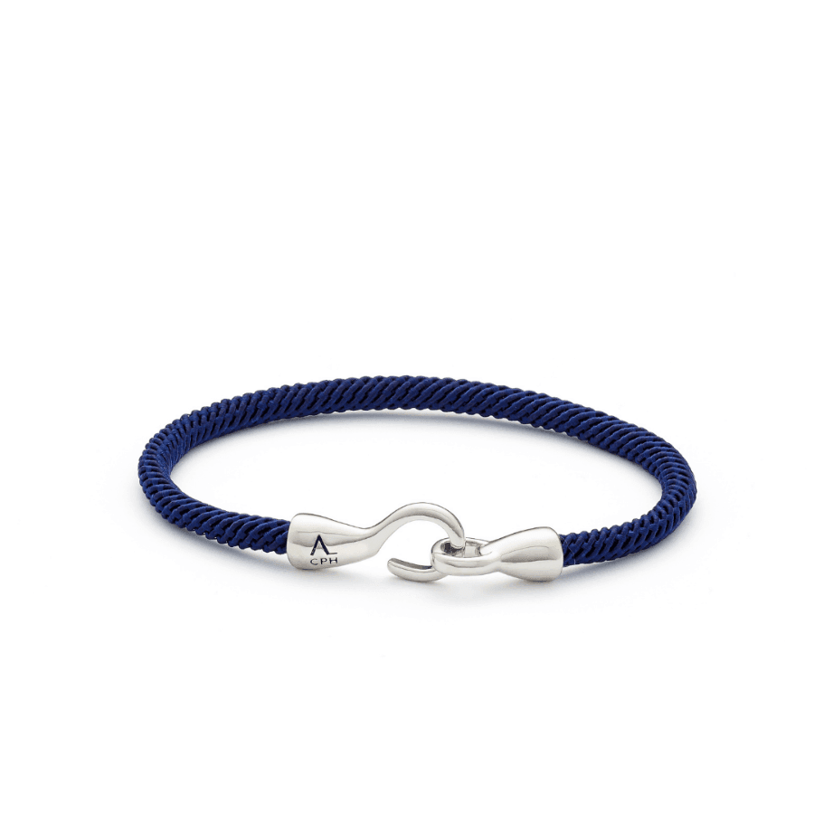 Alexander Lynggaard Armband Maritiem Blauw in gevlochten blauw touw met zilveren haaksluiting op witte achtergrond. ModelL00104-001-1