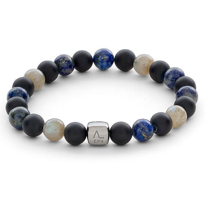 Alexander Lynggaard Armband New York City 8 mm met matzwarte, blauwe en beige stenen kralen en zilveren logodetail. ModelC10043-001-1.