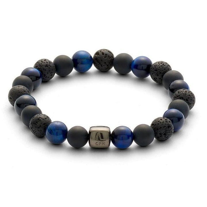 Alexander Lynggaard Bracelet Paris 8mm toont elastische armband met zwarte lavakralen en blauwe stenen. Modelc10113-001.