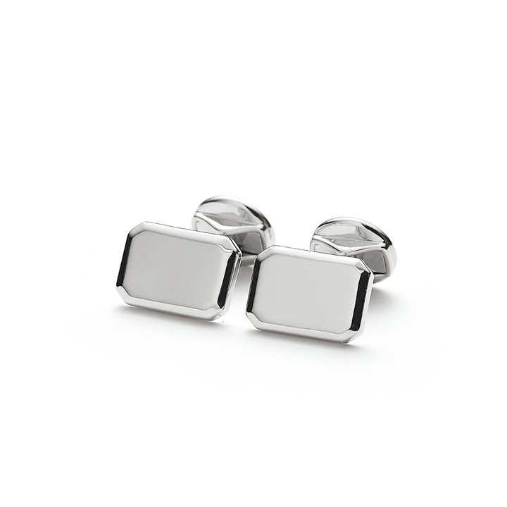 Alexander Lynggaard Hope Cufflinks toont een set rechthoekige manchetknopen in een glanzende zilveren look. ModelH31407-1