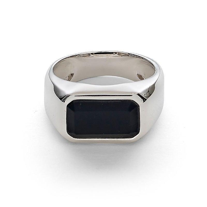 Alexander Lynggaard Ring Hope Signet Black toont een zilveren ring met een zwarte rechthoekige steen. Modelh70011-002-1.