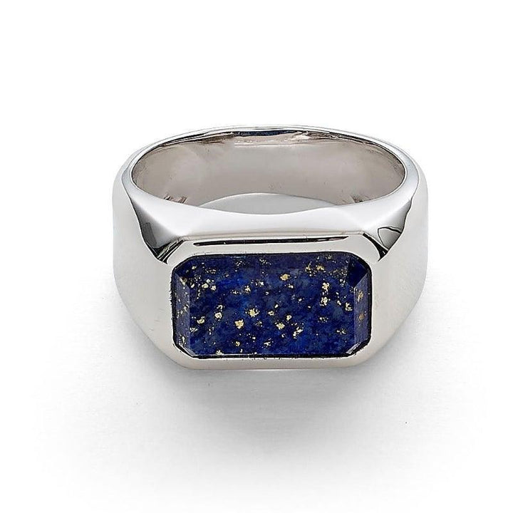 Alexander Lynggaard Ring Hope Signet Lapis Facet toont een zilveren ring met blauwe lapis steen, Model H70021-002-1.