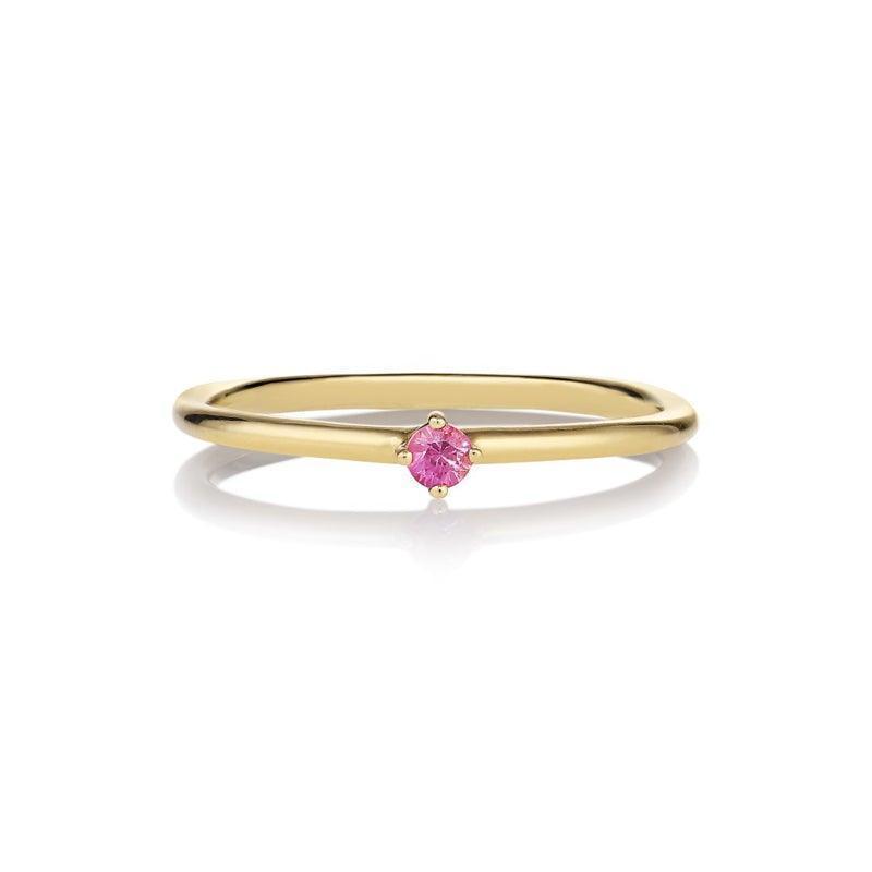 anpe-atelier-malene-pink-sapphire-2-5-ring-14kt toont een elegante gouden ring met een kleine ronde roze saffier in het midden, model 2447-002-1.