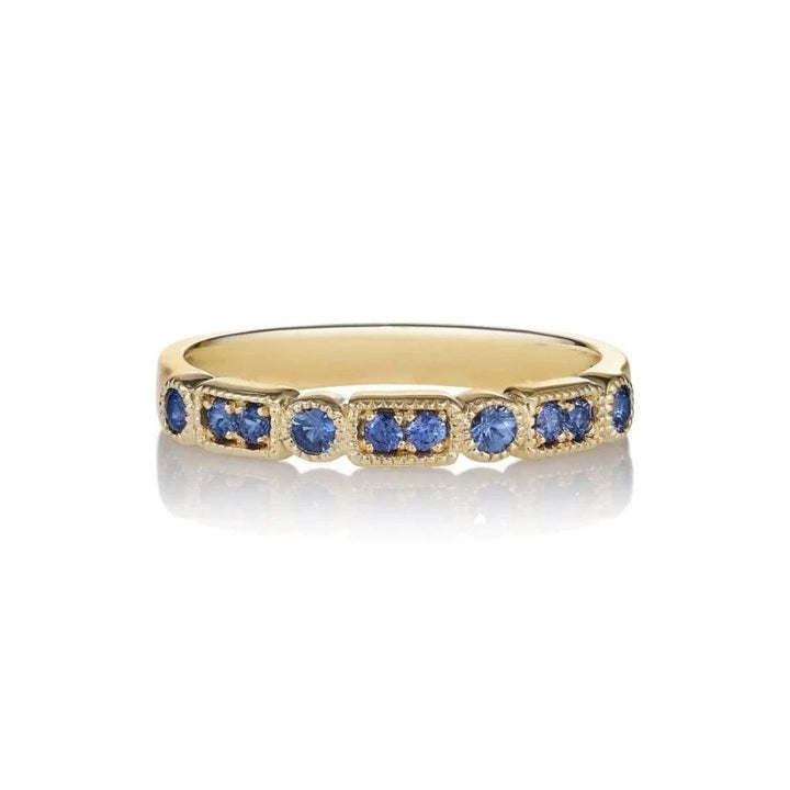 anpé atelier driehoekige ji blauwe ring van dichtbij weergegeven, met blauwe steen in gedetailleerde gouden band. Model 2566-001-1