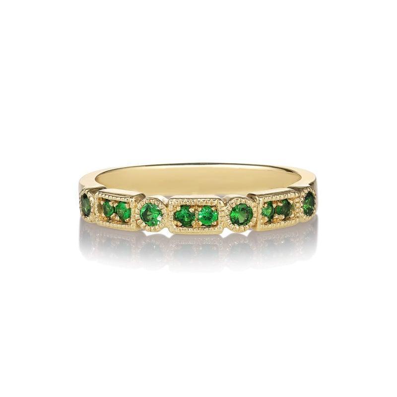 anpé atelier driehoekige ji groene ring 14kt goud, slanke gouden ring met groene edelstenen tegen een witte achtergrond. Model 2500-001-1
