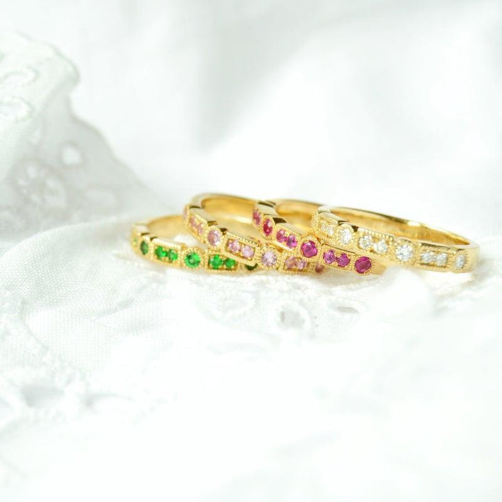 anpe atelier driehoek ji lichtroze saffieren ring toont elegante gouden ring met roze saffieren, gedetailleerd op witte achtergrond. Model 2416-1-001-2