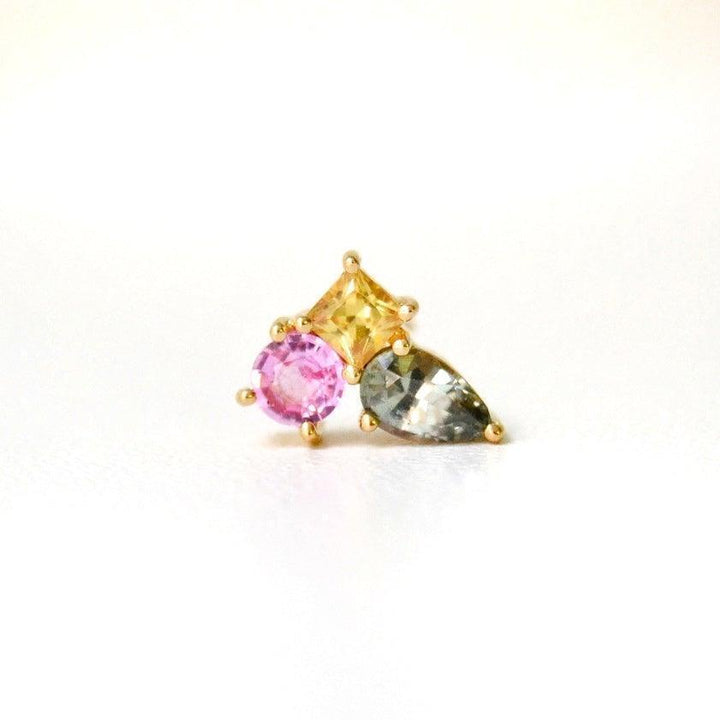 anpe atelier unika varnaya stud met saffier 23 toont een unieke stud in goud met roze, gele en blauwe stenen. Model23