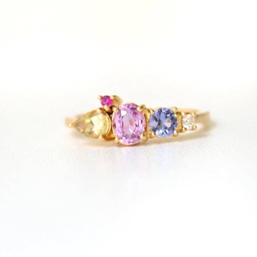 anpe atelier varnaya 18kt gouden ring met saffieren toont elegante gouden ring met gekleurde saffieren en diamant, Model 27-customized2-001-1