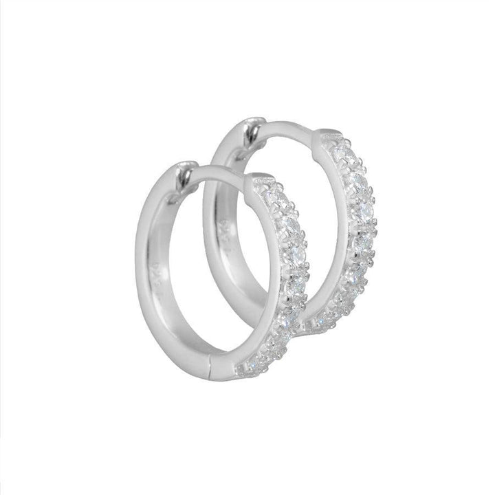 Aqua Dulce Darling zilveren oorbellen 15 mm, ronde oorringen met heldere stenen, glanzende afwerking. Model 2290-2290-1