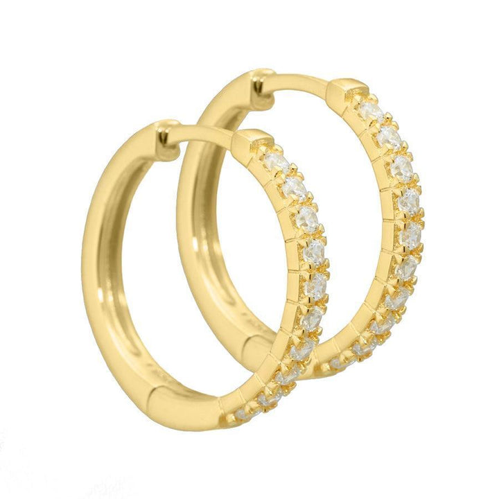 Aqua Dulce Darling verzilverde oorbellen 20 mm vooraanzicht, ronde oorringen met sprankelende witte stenen, model 3827-3827-1.