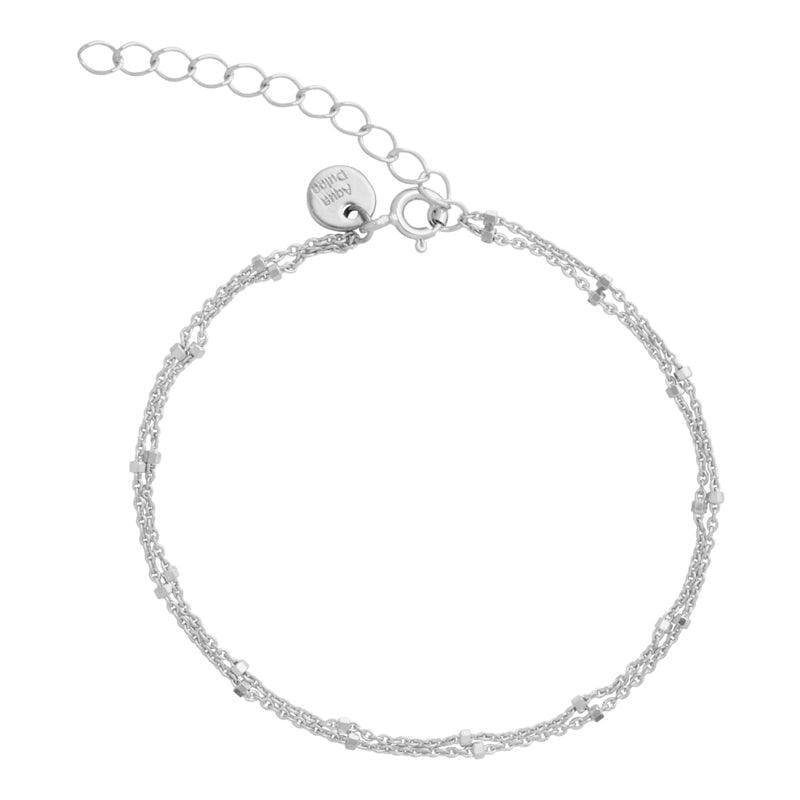 Aqua Dulce Dee Dee Dot zilveren armband op witte achtergrond, elegante dubbele ketting in zilver. Model 2251-2251-1