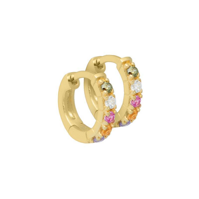 Aqua Dulce Elina Creole in verguld zilver met gekleurde stenen, rond model in close-up. Model3712-3712-1