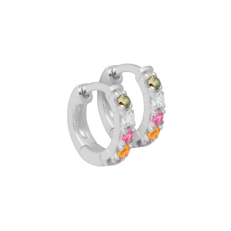 Aqua Dulce Elina Creools in zilver, creolen met gekleurde stenen op een witte achtergrond. Model 3711-1.