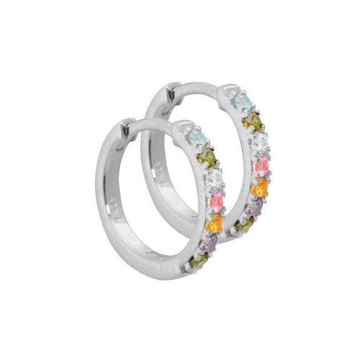 Aqua Dulce Elina creool in zilver met gekleurde stenen, detailafbeelding van twee oorbellen. Model3713-3713-1