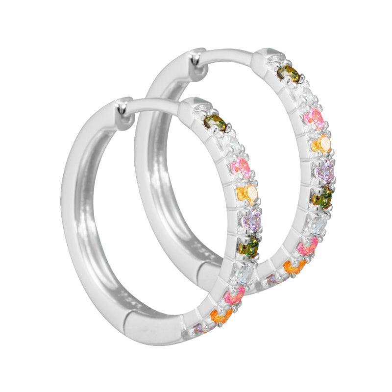 Aqua Dulce Elina Creools in zilver met kleurrijke stenen van dichtbij gezien, glanzend oppervlak en elegant design. Model3828-3828-1