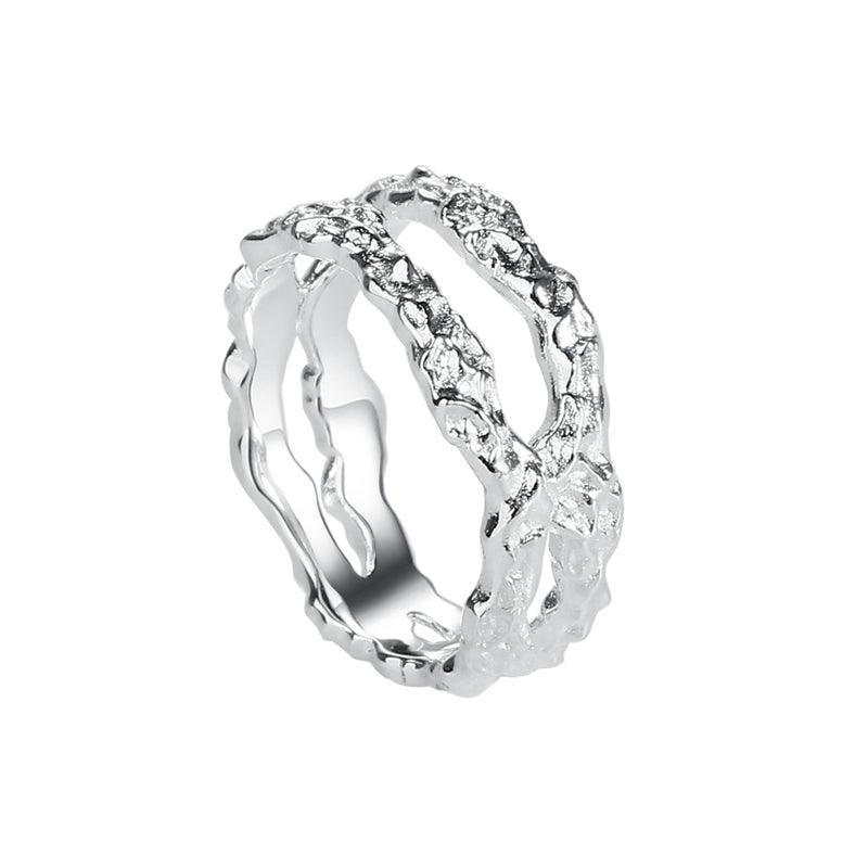 Aqua Dulce Mila Ring Zilver toont een elegante, getextureerde zilveren ring met een ruw oppervlak. Model 4674-4674-001-1.