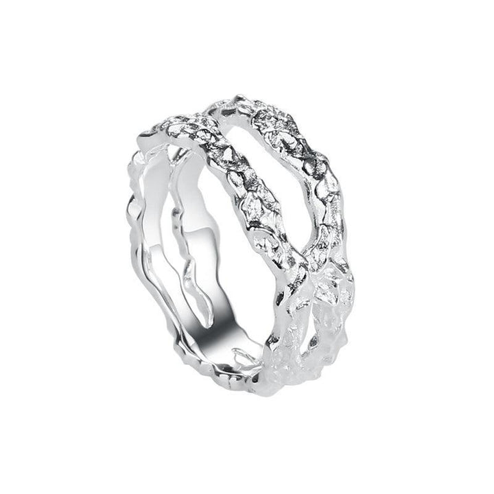 Aqua Dulce Mila Ring Zilver toont een elegante, getextureerde zilveren ring met een ruw oppervlak. Model 4674-4674-001-1.