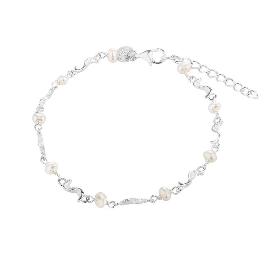 Aqua Dulce Rhumba Pearl Bracelet Silver toont een zilveren armband met witte zoetwaterparels. Model 5105-5105-1