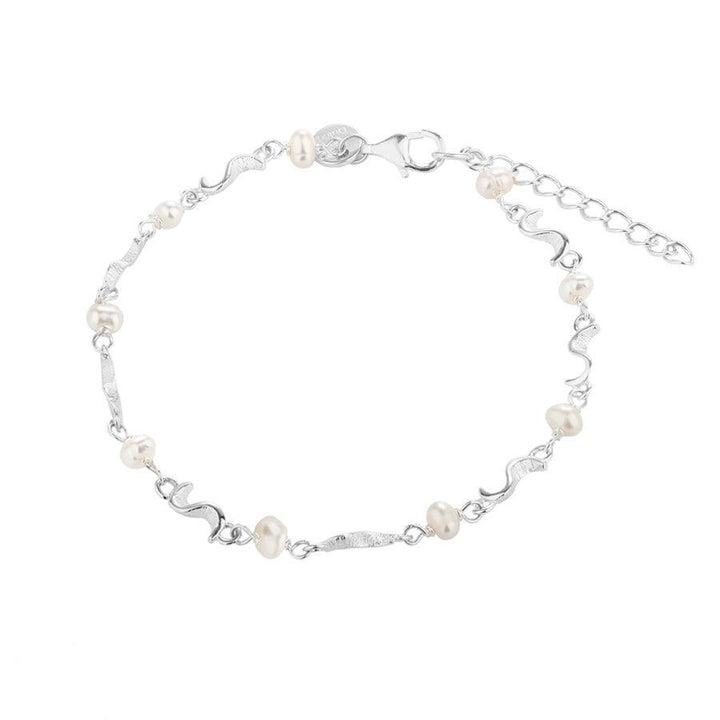 Aqua Dulce Rhumba Pearl Bracelet Silver toont een zilveren armband met witte zoetwaterparels. Model 5105-5105-1