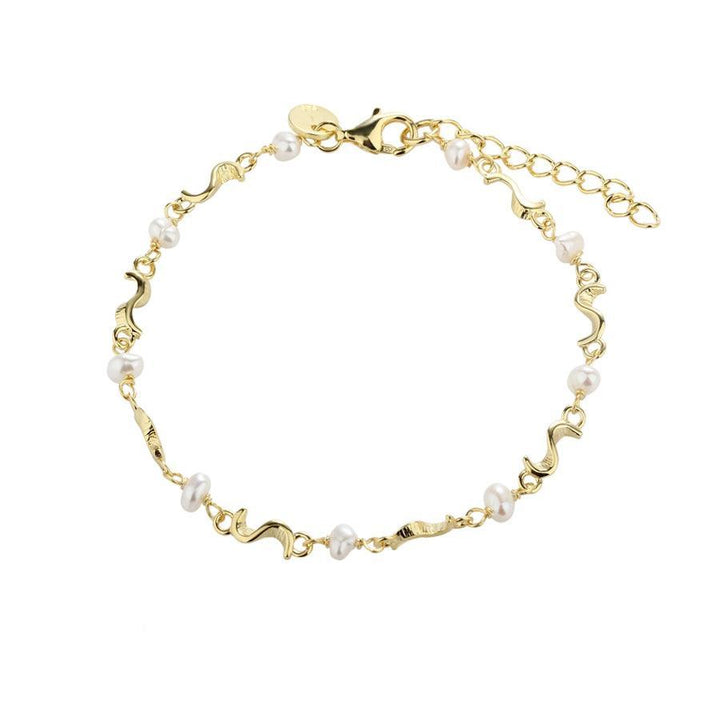 Aqua Dulce Rhumba Parelarmband Zilver Verguld, elegante armband met witte parels op een witte achtergrond. Model 5106-5106-1