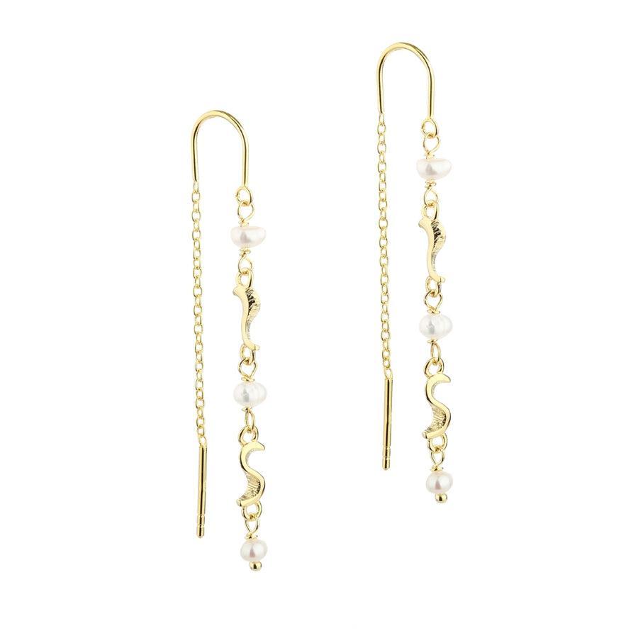 Aqua Dulce Rhumba Thread Earring Verzilverde, elegante gouden oorkettingen met golvende details en parels. Model 5177-5177-1