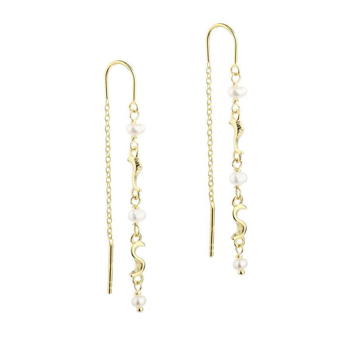 Aqua Dulce Rhumba Thread Earring Verzilverde, elegante gouden oorkettingen met golvende details en parels. Model 5177-5177-1