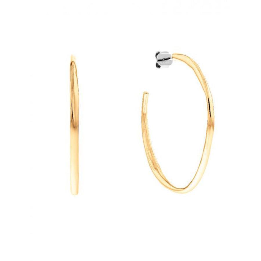 Calvin Klein Molten Pebble Bangle Steel Gold Creolen getoond vanaf de zijkant en voorkant, glad en glanzend gouden oppervlak. Model35000115