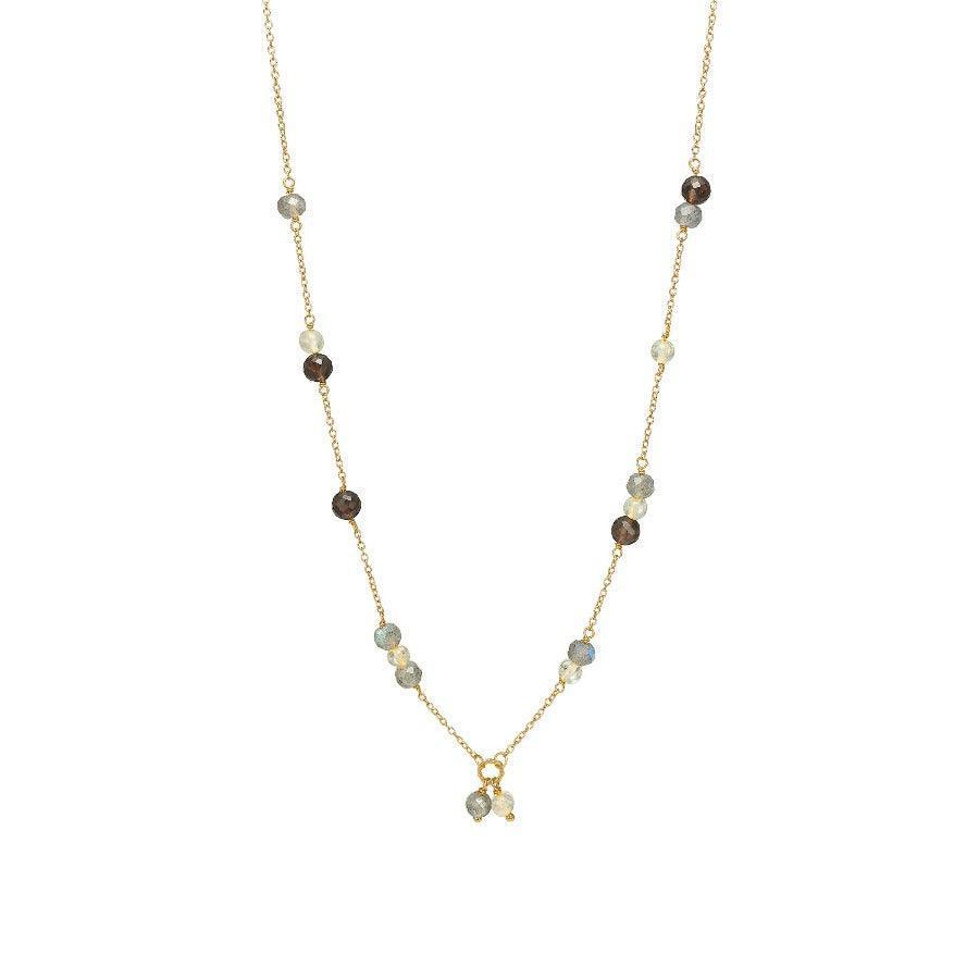carre-ketting-met-edelstenen toont een gouden ketting met gekleurde edelstenen, Model FC4364LBGRTST