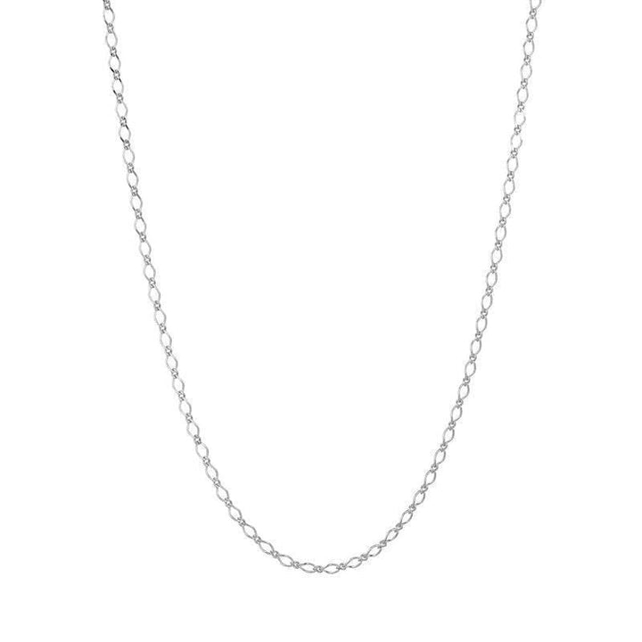 Carre zilveren ketting, eenvoudige zilveren ketting met kleine ovale schakels afgebeeld tegen een witte achtergrond. ModelSC4329-SC4329-1